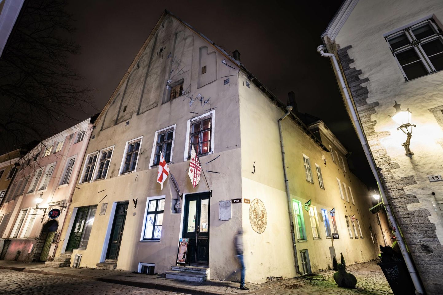 Maja aadressiga Pikk tänav 43 Tallinna vanalinnas Pika ja Vaimu tänava nurgal.