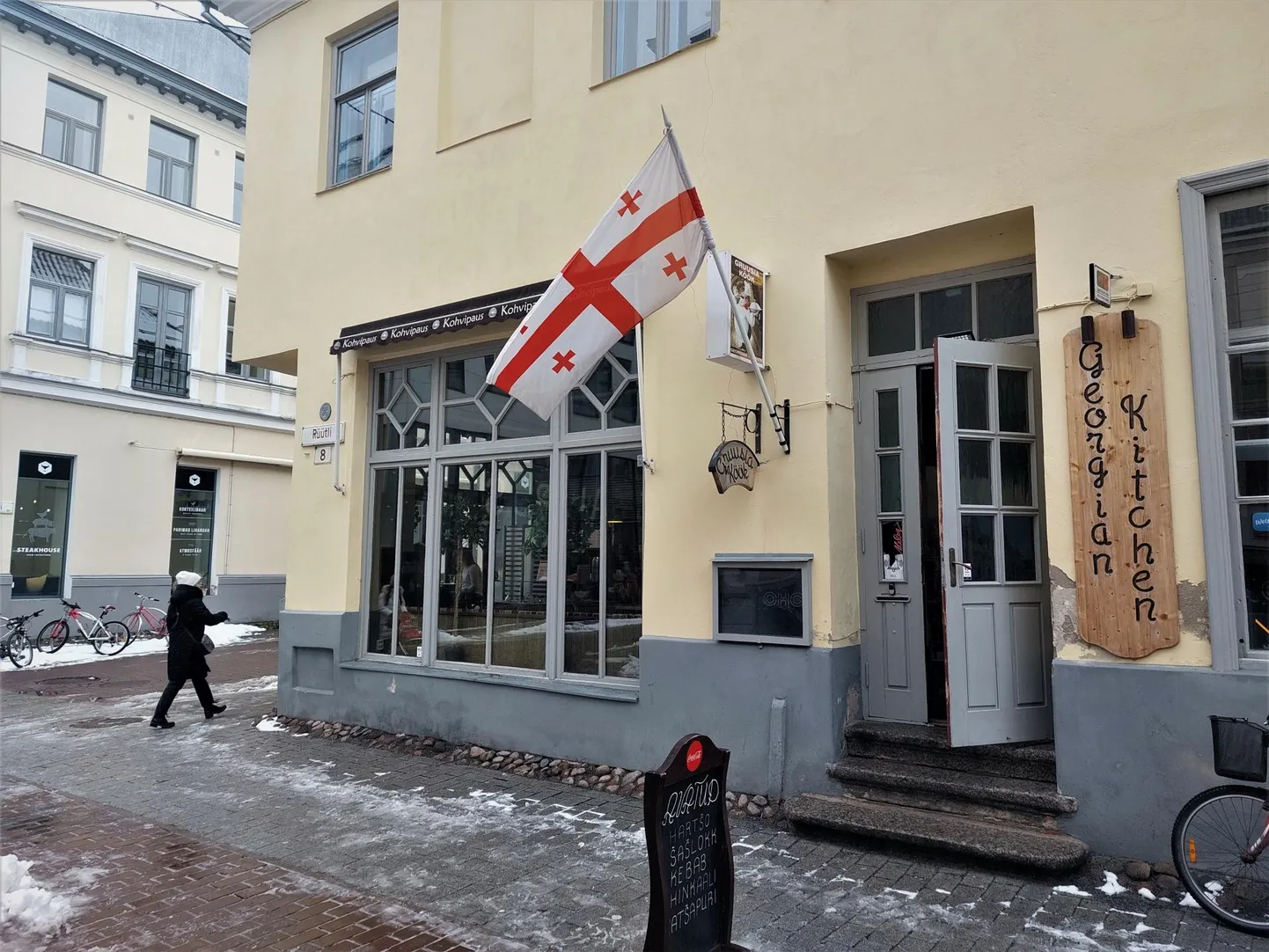 Gruusia Köök torkab Rüütli tänaval silma kuulsa punavalge riigilipuga ning asub samas kohas, kus käesoleva sajandi esimesed kümme aastat tegutses populaarne toidukoht Gruusia Saatkond.