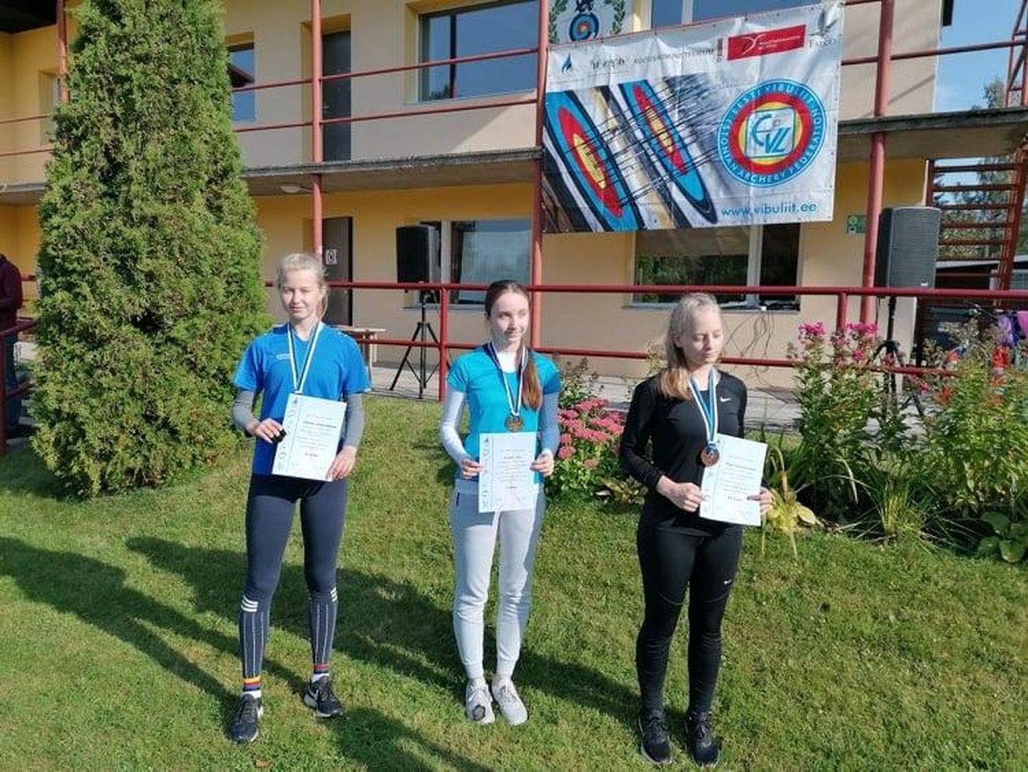 Pärnu Meelise vibulaskja Mariann Hanna Johanson (vasakul) saavutas kadettide arvestuses teise koha, teda edestas Eliise Jõgi (Tartu VK/Tartu Valla SK), pronksise medali võitis Tessa Cathlen Tammik (Järvakandi Ilves).