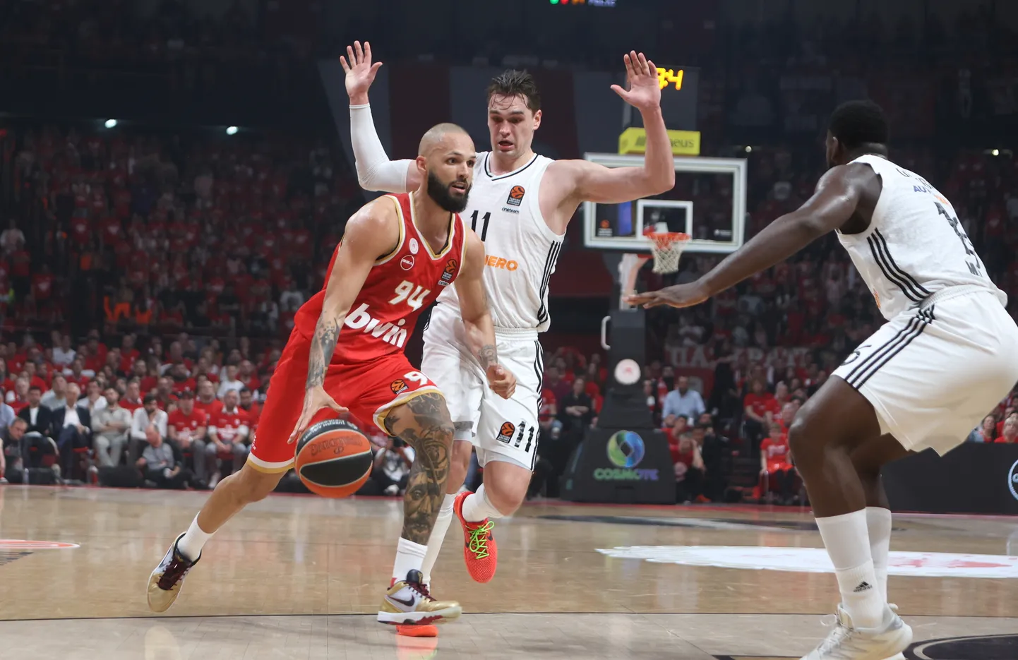 Evan Fournier (punases) murdis läbi Reali meestest ja Olympiakos murdis maha Reali klubi.