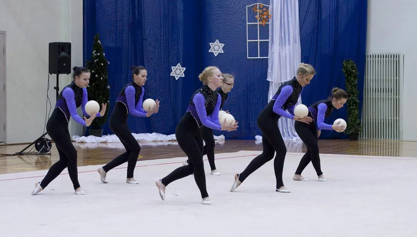 Üks kahest võimlemispeol ülesastunud kohalikust rühmast oli treenerite Urve Tamme ja Sirje Lõssovi juhendatav klubi Meetrum / Viljandi spordikooli juunioride rühm.