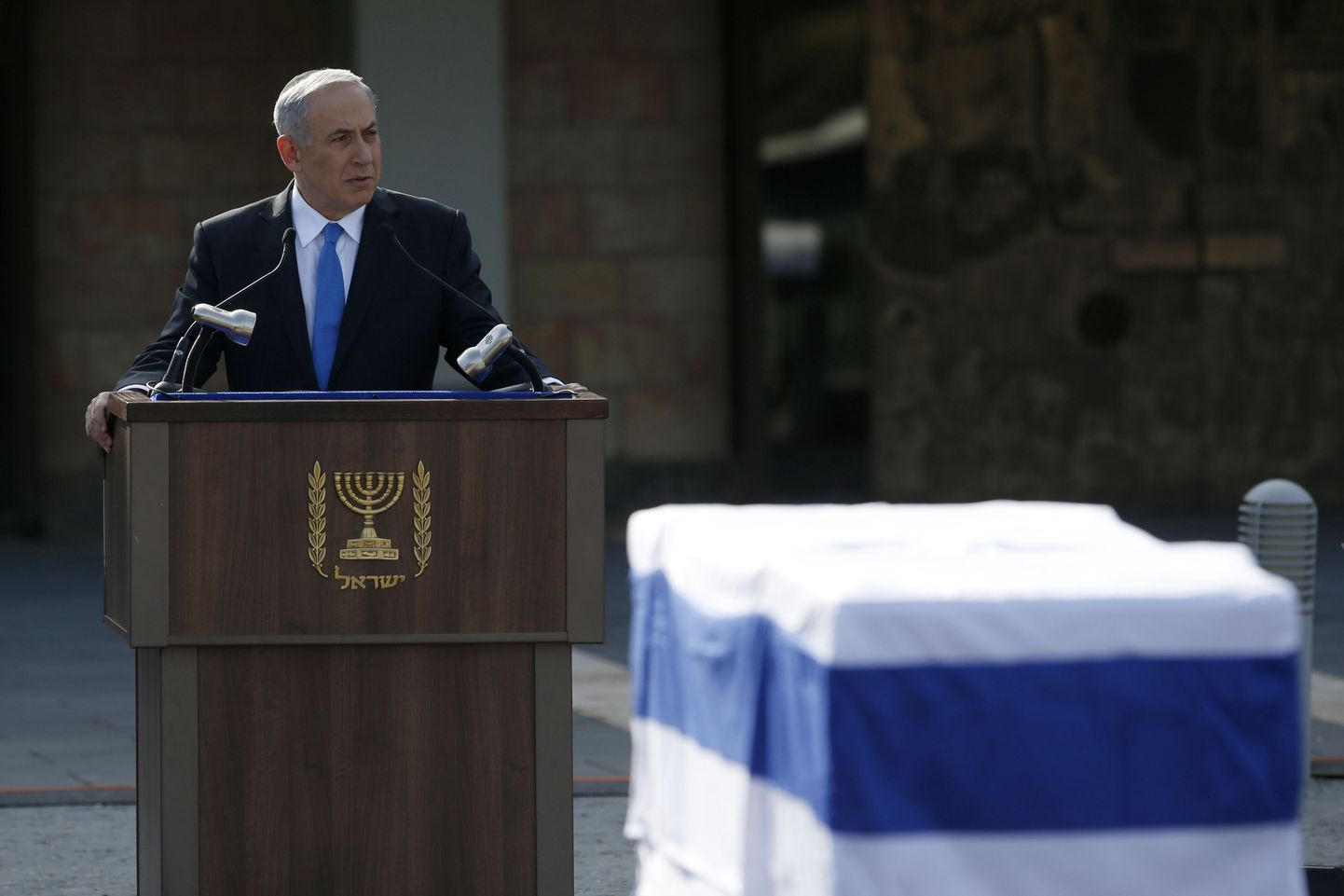 Премьер-министр Израиля Биньямин Нетаниягу выступает на похоронах Ариэля Шарона.
