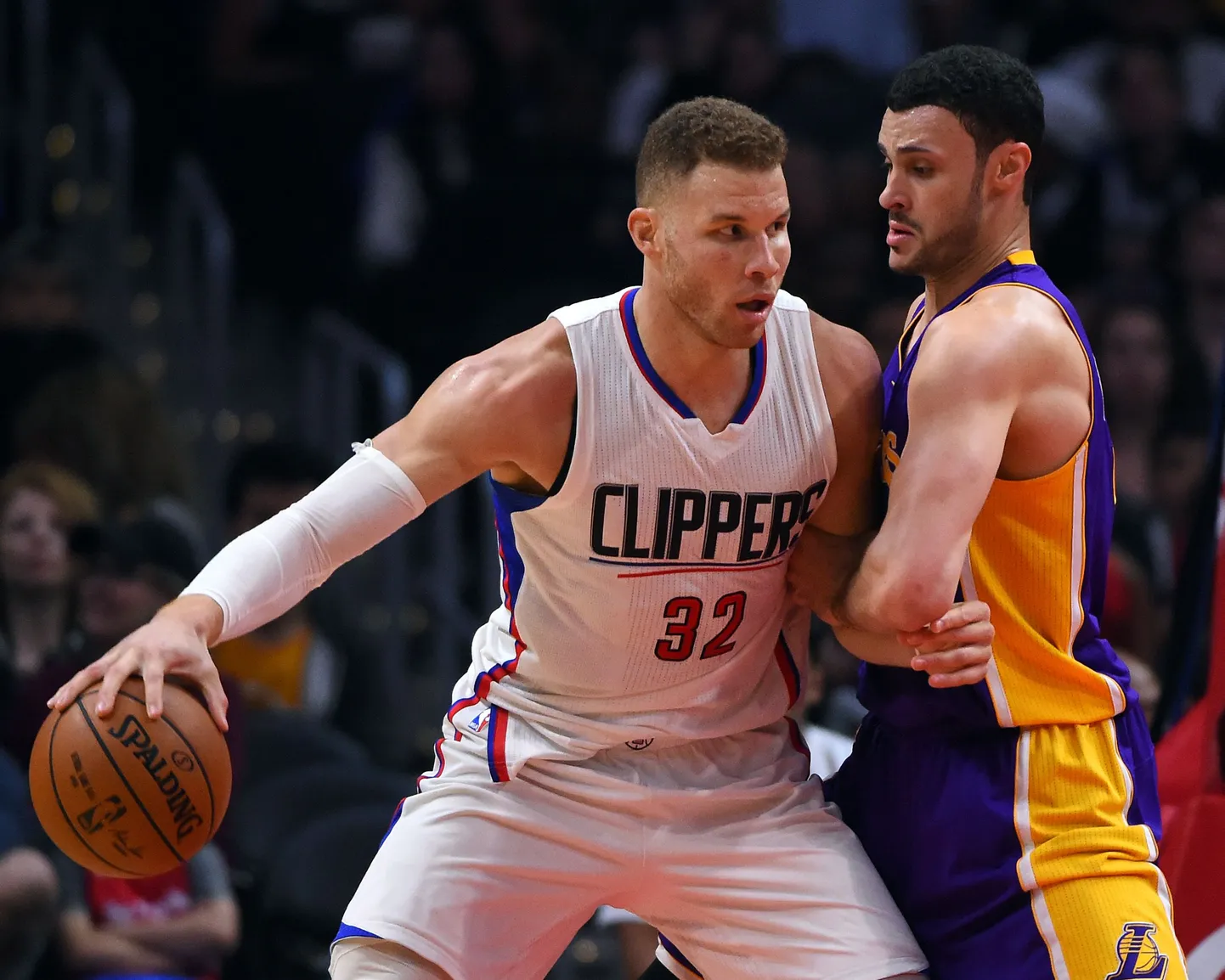 Blake Griffin (vasakul) võitlemas Lakersi mängija Larry Nance Jr. vastu läinud ööl toimunud kohtumises.