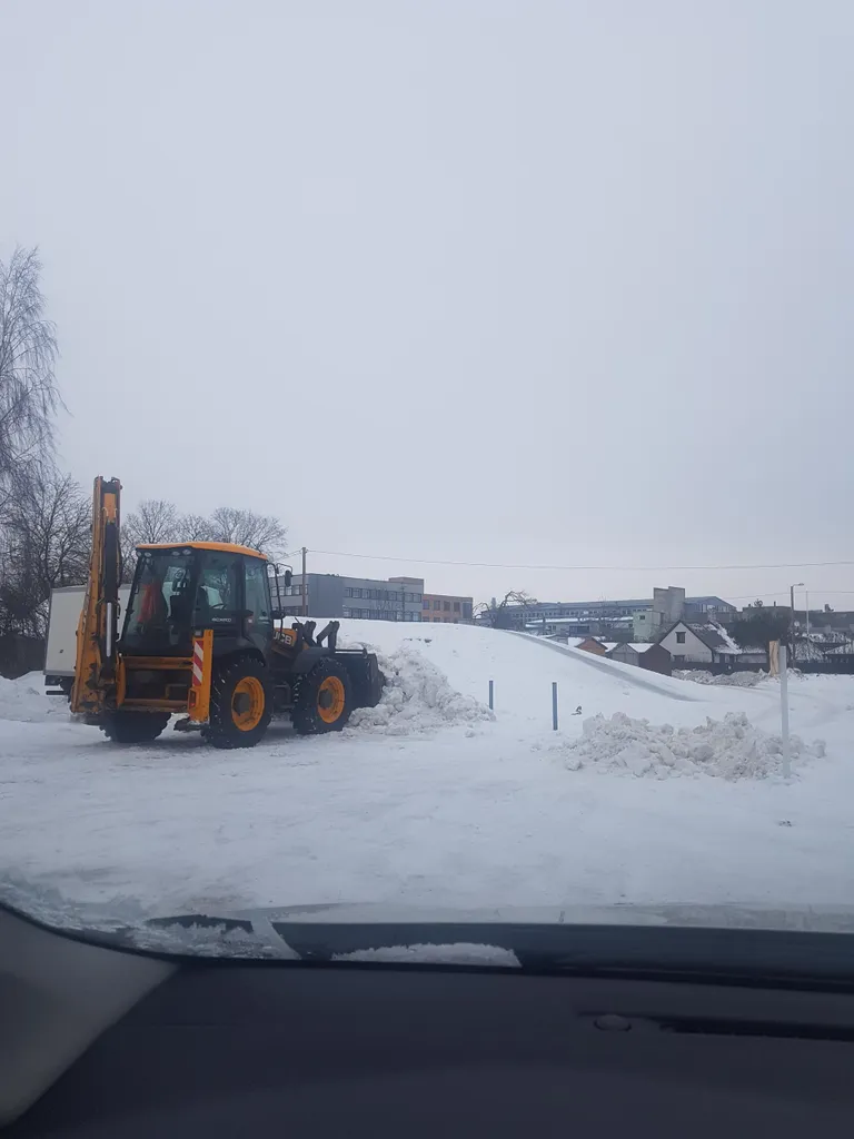 Фирма, занимающаяся ремонтом труб, перекрыла незаконную дорогу снежными валами.