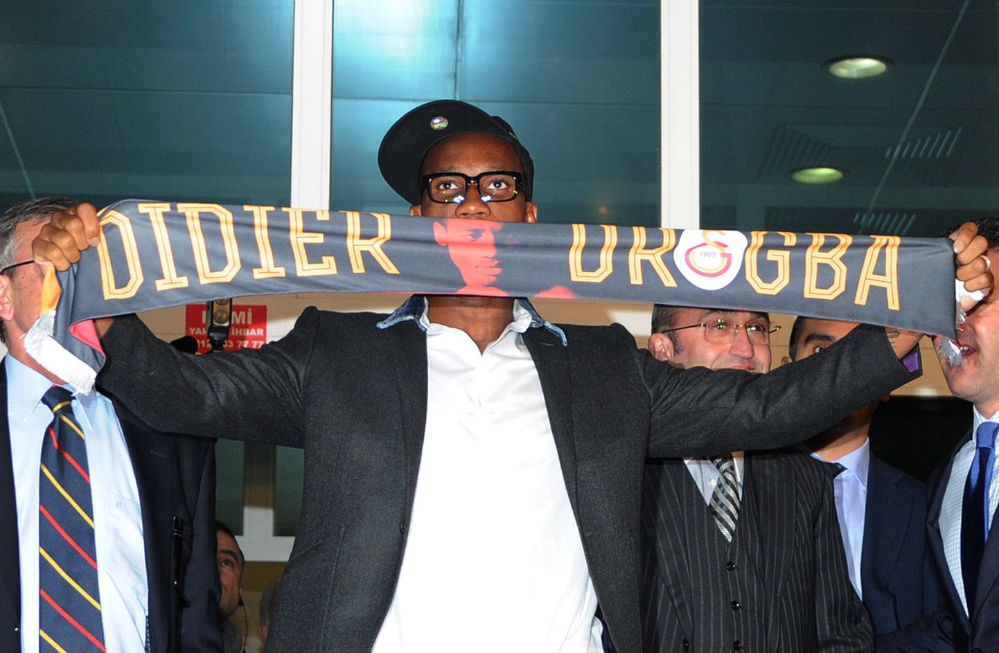 Didier Drogba saabus Istanbuli.