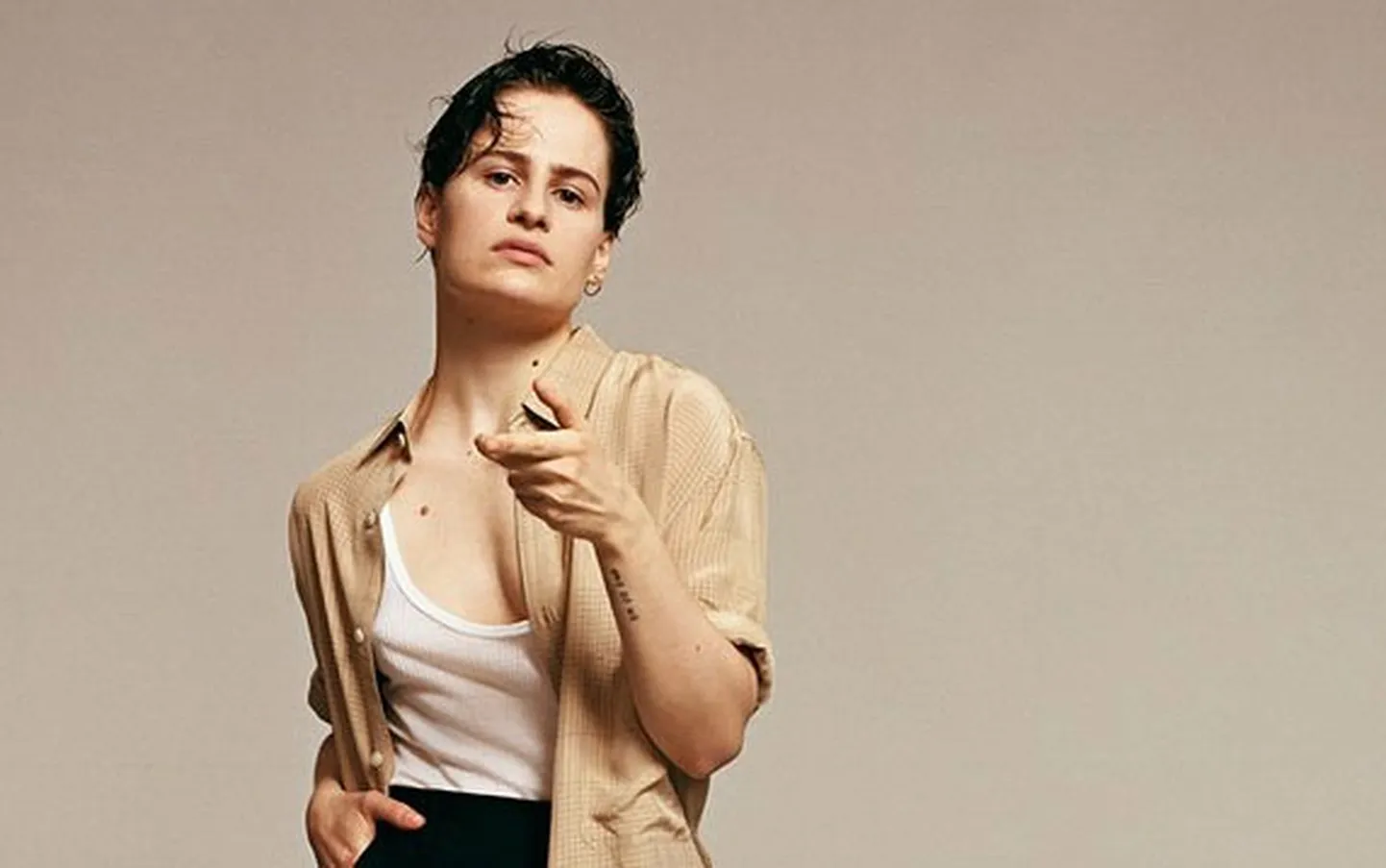  Franču dziedātāja Eluīze Letisjēra (Christine And The Queens)