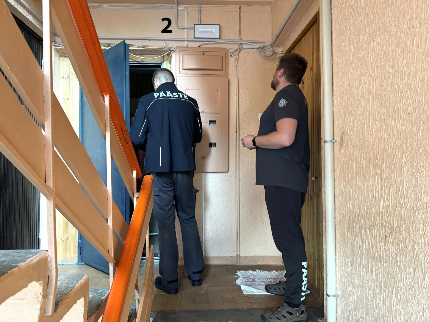 Päästeameti inspektor Alar Tetting käisid koos Tapa komando päästjatega suitsuandureid kontrollimas.