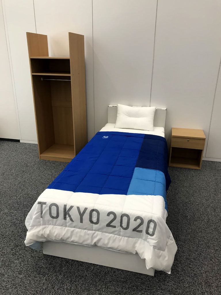 2020. aasta Tokyo olümpiamängude olümpiaküla toasisustus - papist voodi, saepuruplaadist kapid.