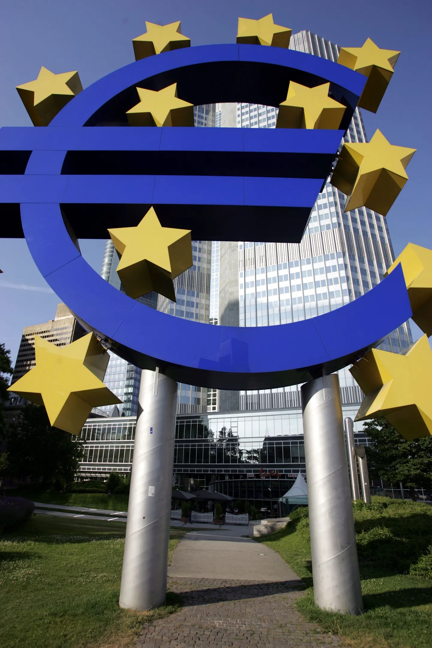 Euro tähis Euroopa Keskpanga peahoone juures Frankfurdis