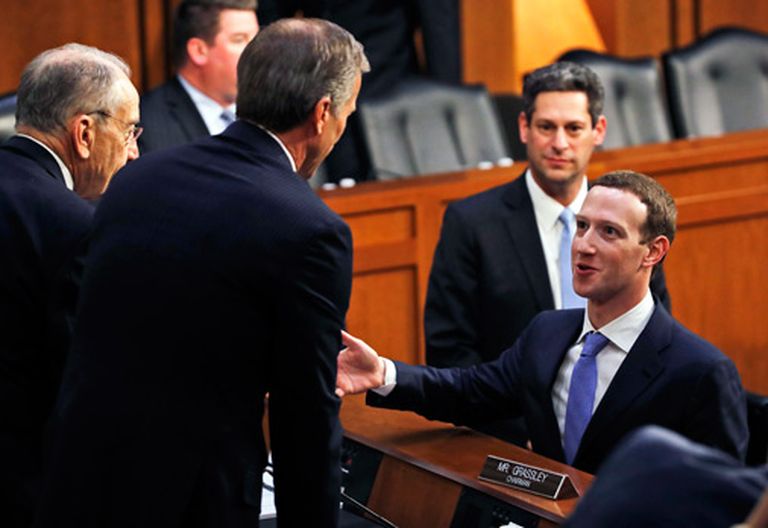 «Facebook» vadītājs Zakerbergs sniedz liecības ASV Kongresā 