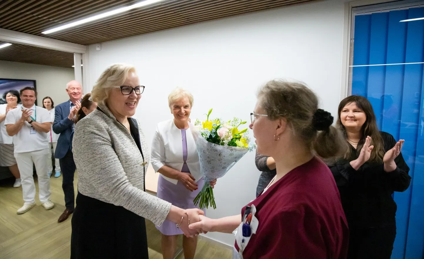 Anneli Kannus (vasakul) annab tunnustuse üle Merle Somelarile.