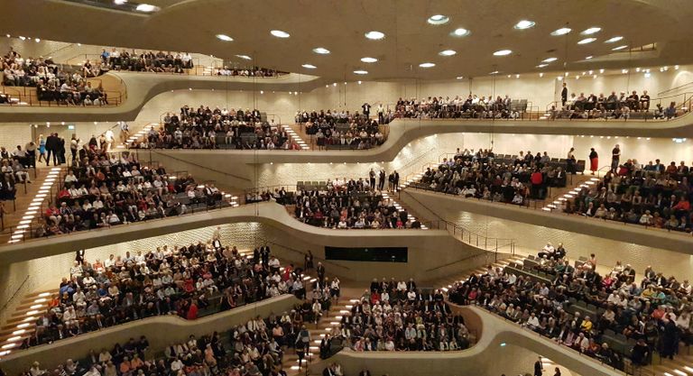 Eesti Festivaliorkester esines Euroopa erilise akustikaga kontsertmajas, Hamburgis asuvas Elbphilahrmonies. Publik koguneb kontserdi eel saali.