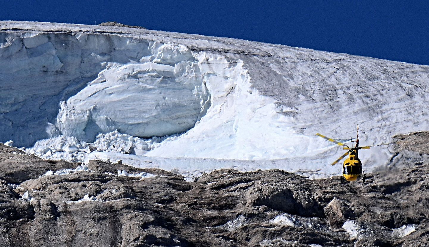 Itaalia mäepäästehelikopter Dolomiitides Marmolada mäe Punta Rocca liustiku juures, kus leidis 3. juulil 2022 aset varing. Vähemalt seitse mägironijat hukkus ja umbes 20 inimest on kadunud