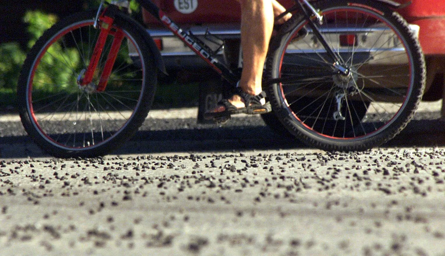 Päeva teises pooles sõitis 13-aastane poiss jalgrattaga reguleerimata ülekäigurajal ette sõiduautole. Pilt on illustreeriv.
