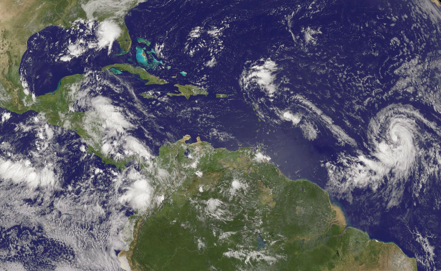 USA orkaanikeskuse satelliitfoto Kariibi mere ja Mehhiko lahe troopilistest tormidest