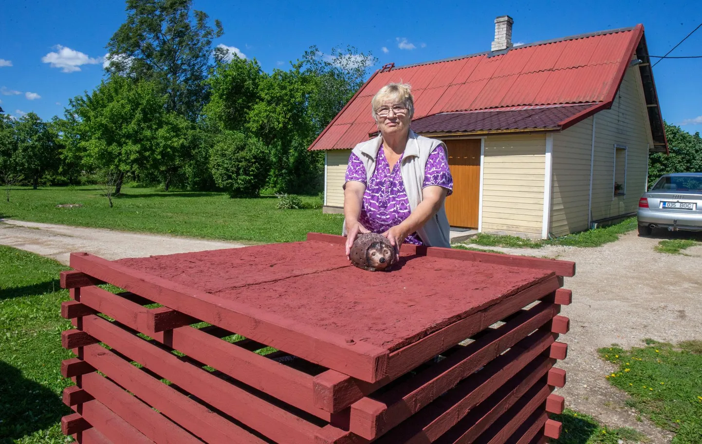 Kassinurme külas elav Kaie Poolakess pole oma kaevust juba aastaid joogivett võtta saanud.