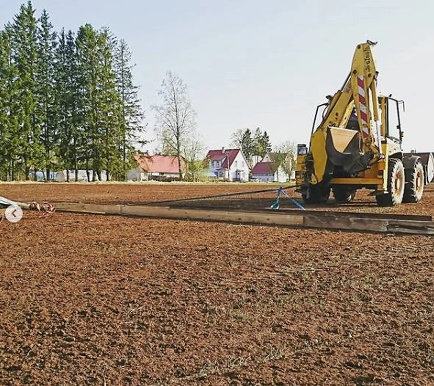 Kolm aastat tagasi Sindis Kesk tänava ääres oma jalgpallistaadioni rajama hakanud jalgpalliklubi Poseidon on sel kevadel toonud väljakule tonnide viisi liiva ja turvast ning tasandanud platsi.