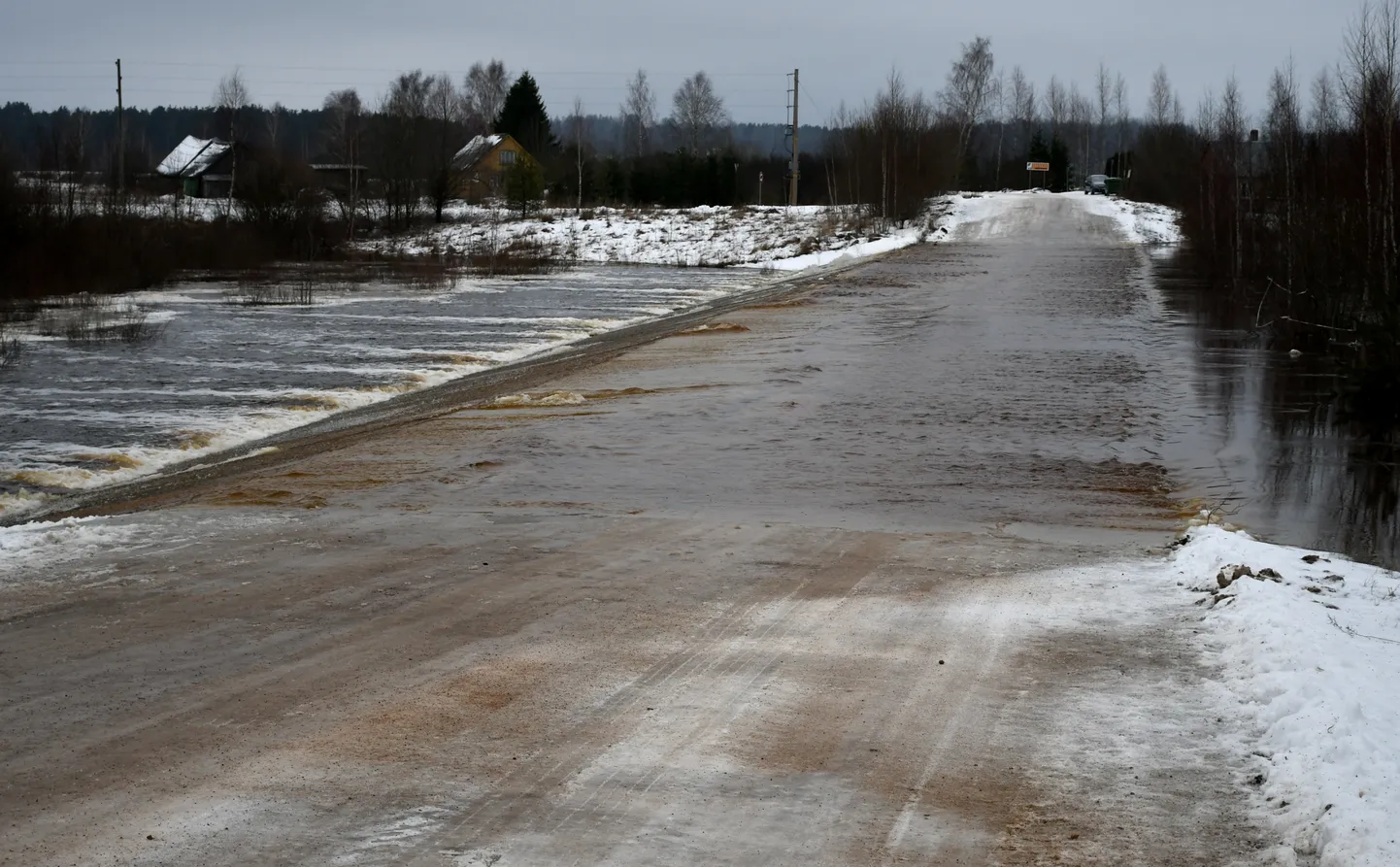 Ceļoties ūdens līmenim Sakas upē un Daugavā, applūdusi Sakas salas pārgāzne.