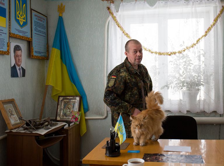 Krõmskoe administratsiooni ülem Juri Konstantinov ja tema kass. Sõja ja Ukraina poliitilise juhtkonna suhtes väga radikaalsete vaadetega külavanem nentis, et riiki ta muuta ei saa, aga vähemalt Krõmskoes saab ta näidata, et ka Ukrainas võib võim töötada rahva jaoks.