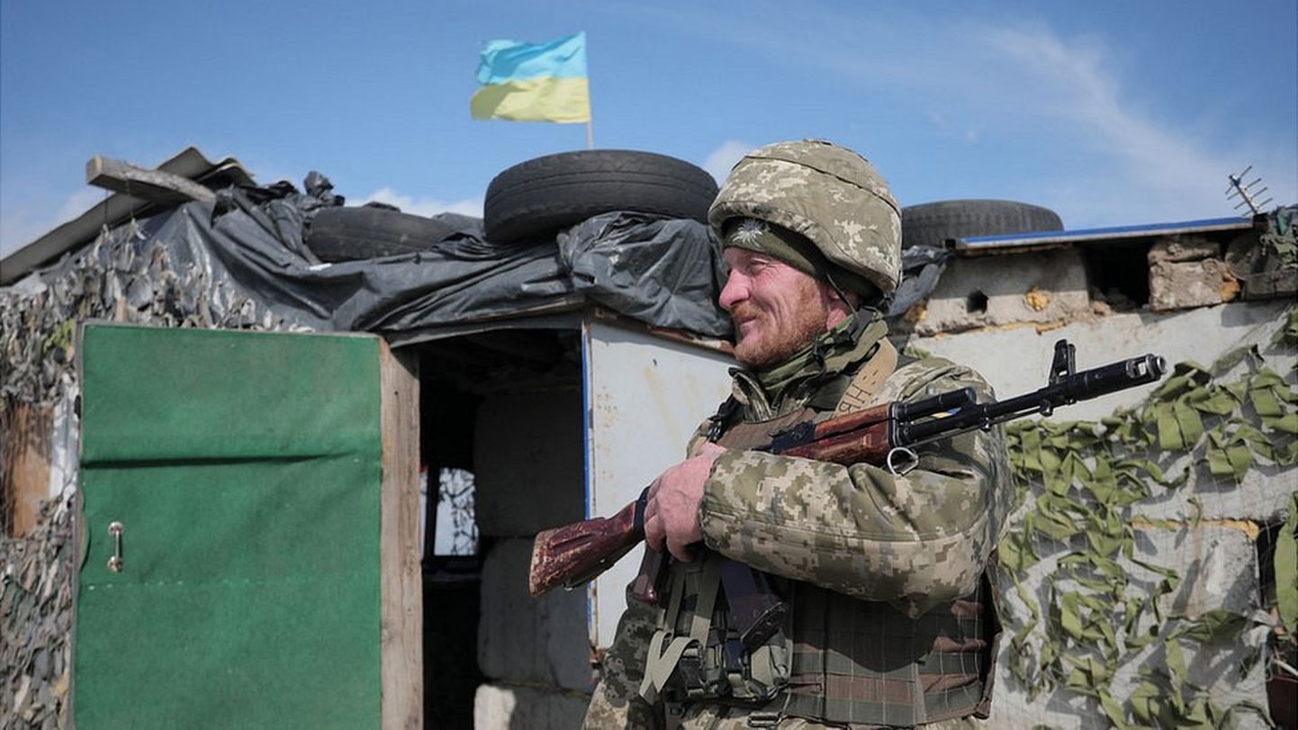 Украинский солдат патрулирует блокпост в зоне военного конфликта на востоке Украины в апреле 2021 года