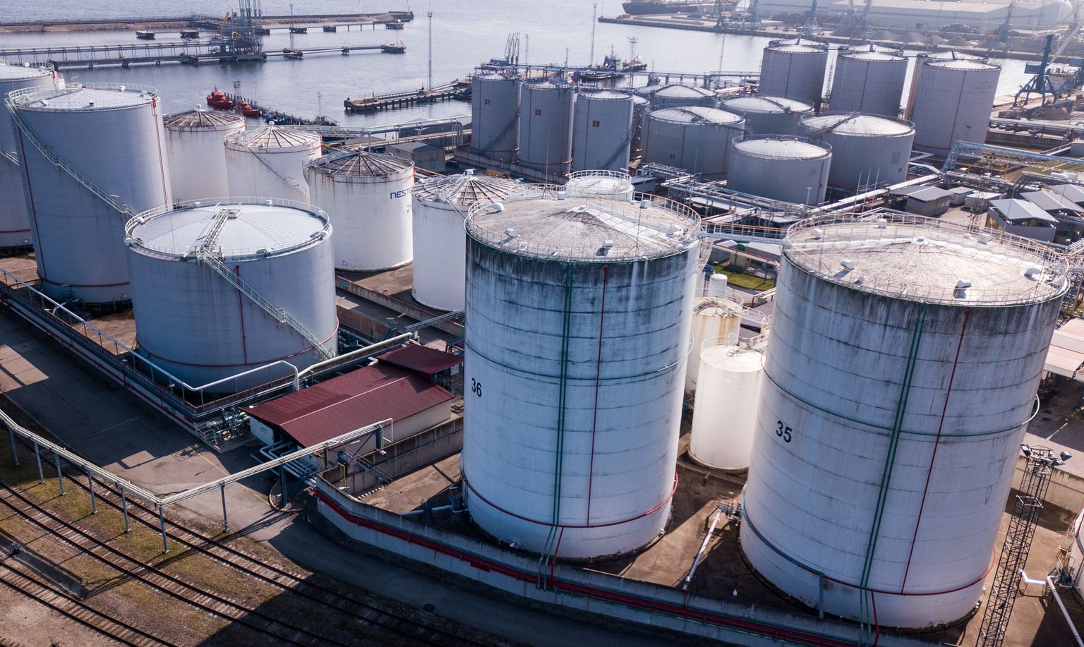Naftamahutid Muuga sadamas.

Port of Muuga, Muuga Harbour. Neste Oil tank capacity.
FOTO: EERO VABAMÄGI/POSTIMEES