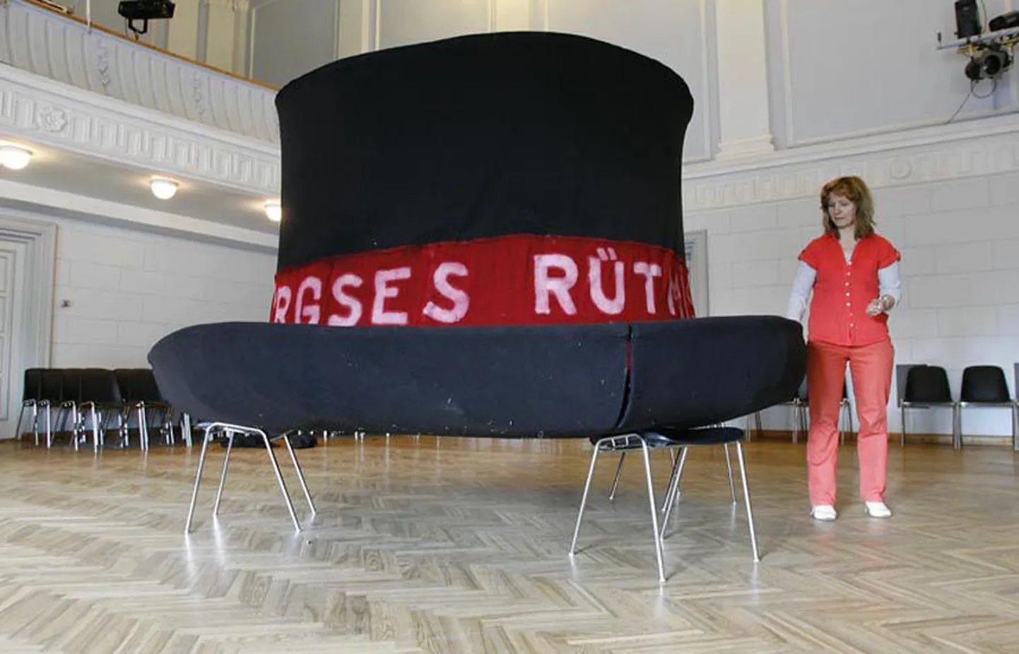 Vaike Rajaste koos seninägematutes mõõtmetes Mulgi kaabuga, mis sõidab Viljandimaa esindusega ka Tallinna üldlaulu- ja tantsupeole.
