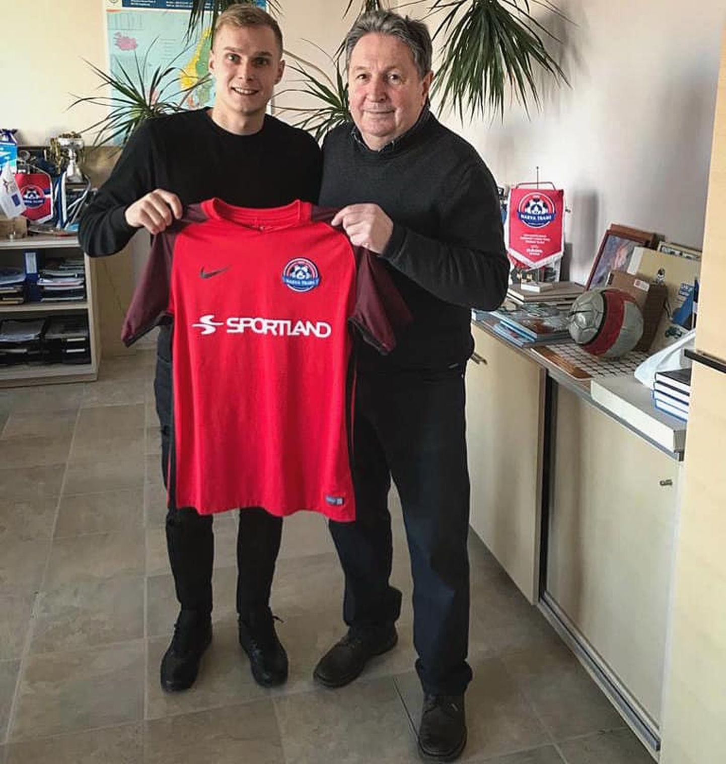 Kohtla-Järve jalgpalliklubi kasvandik Aleksandr Ivanjušin liitub tänavuseks hooajaks Narva Transiga, mille president on Nikolai Burdakov.