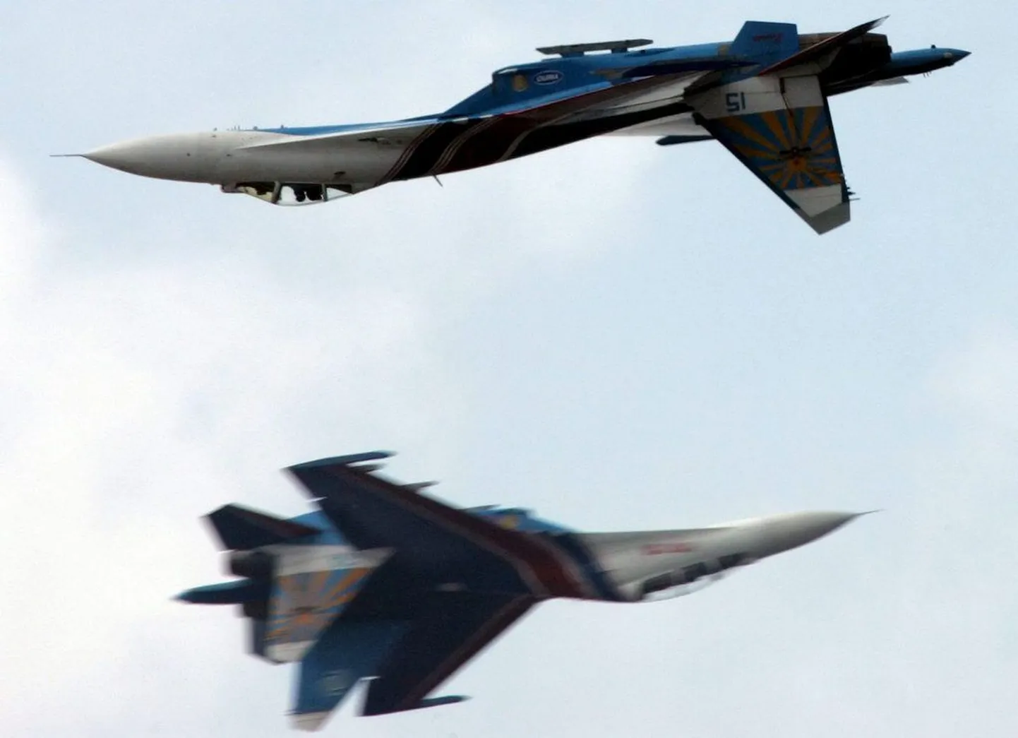 Vene hävitajad SU-27 trikke tegemas.