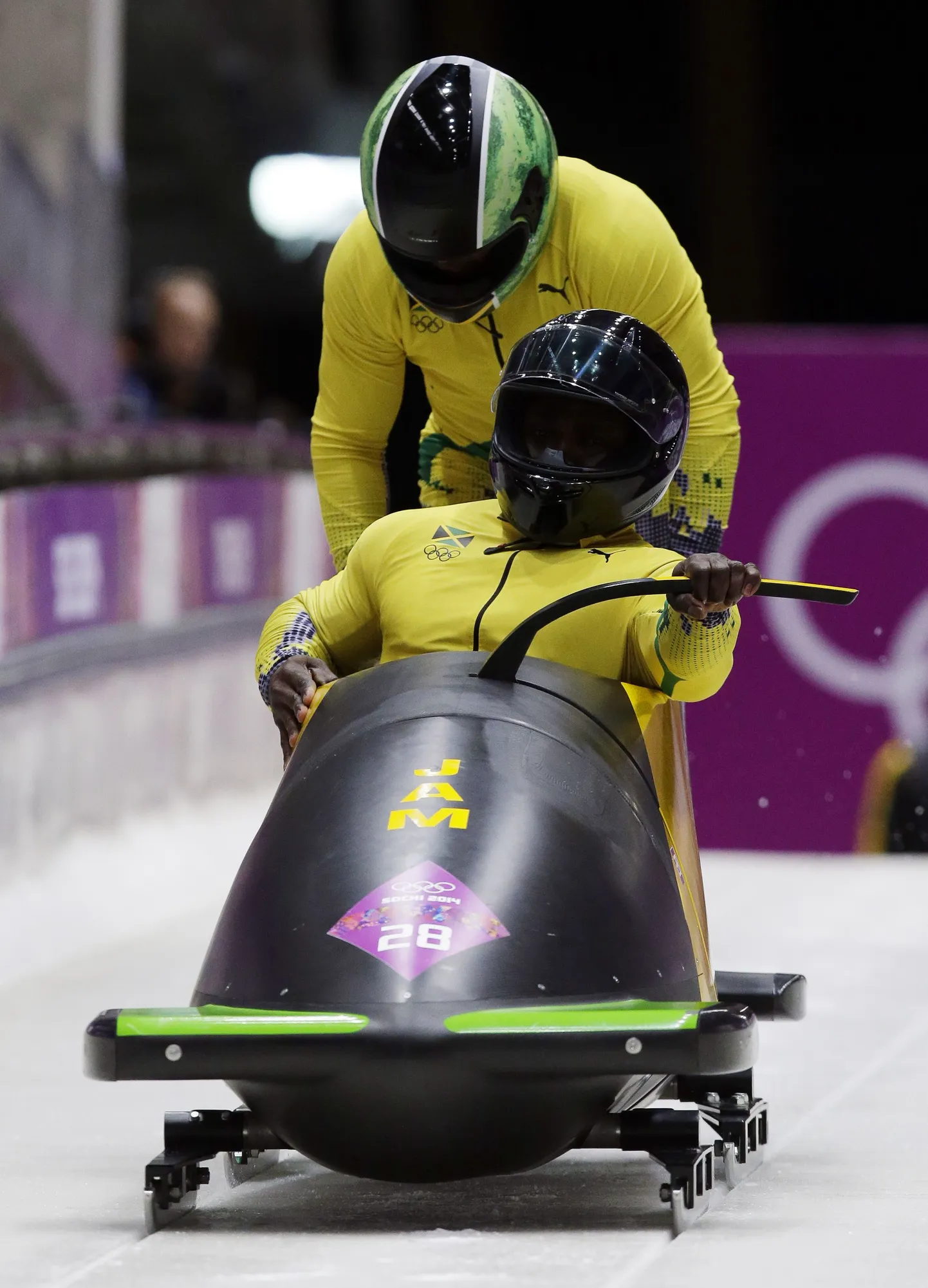 Jamaica bobisõitjad Winston Watts (ees) ja Marvin Dixon