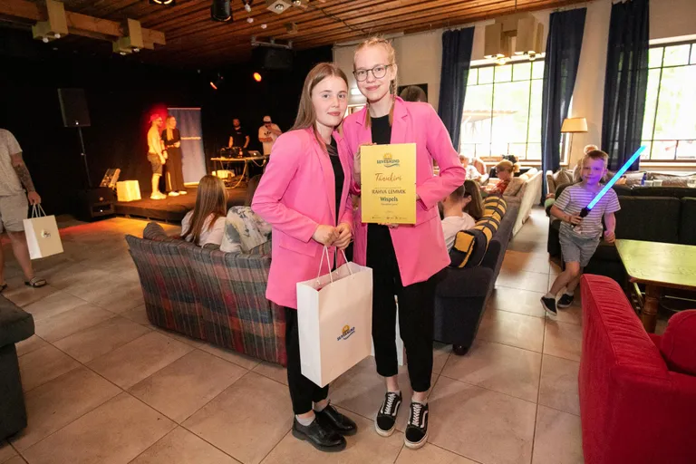 Katre Kurg ja Liisbet Vilu ehk duo Wispels hääletati rahva lemmikuks pala eest "Päevalilled peos". Lisaks pälvisid nad Rakvere teatri eriauhinna parima karakteriga loo eest.