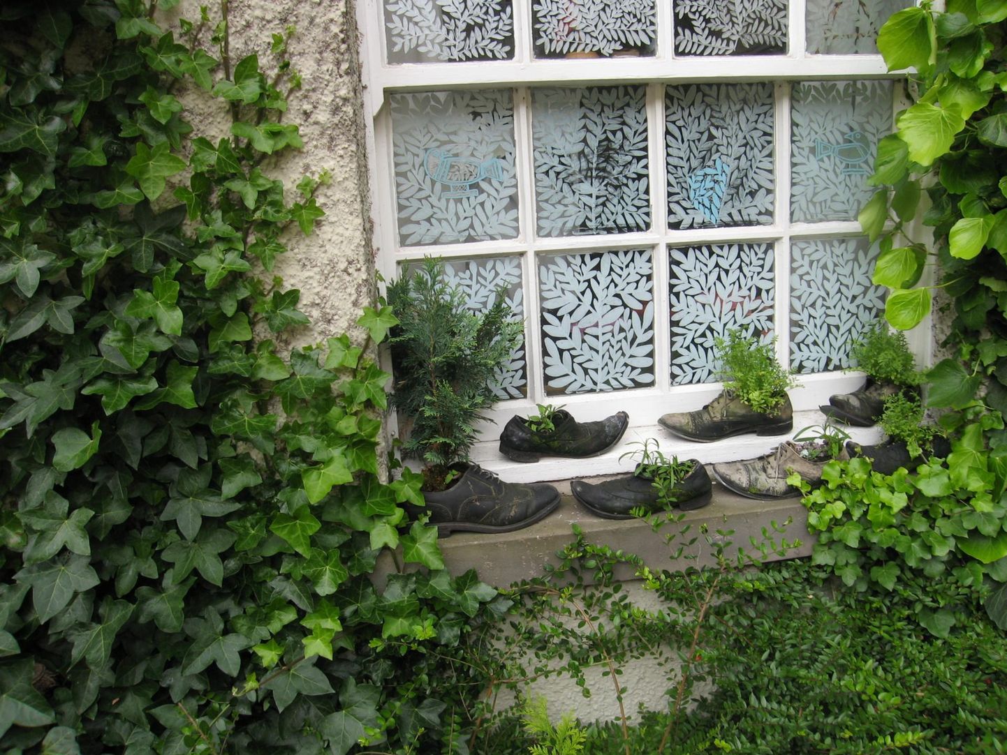 Väga lihtne vertikaalaialahendus Edinburghist, kus nagu mujalgi Suurbritannias armastatakse aknaid, mille saab toas olles üles lükates avada. Tuulevaikses hoovis võib siis vanad kingad aknalauale rivistada ja neis ürte jt taimi kasvatada.
