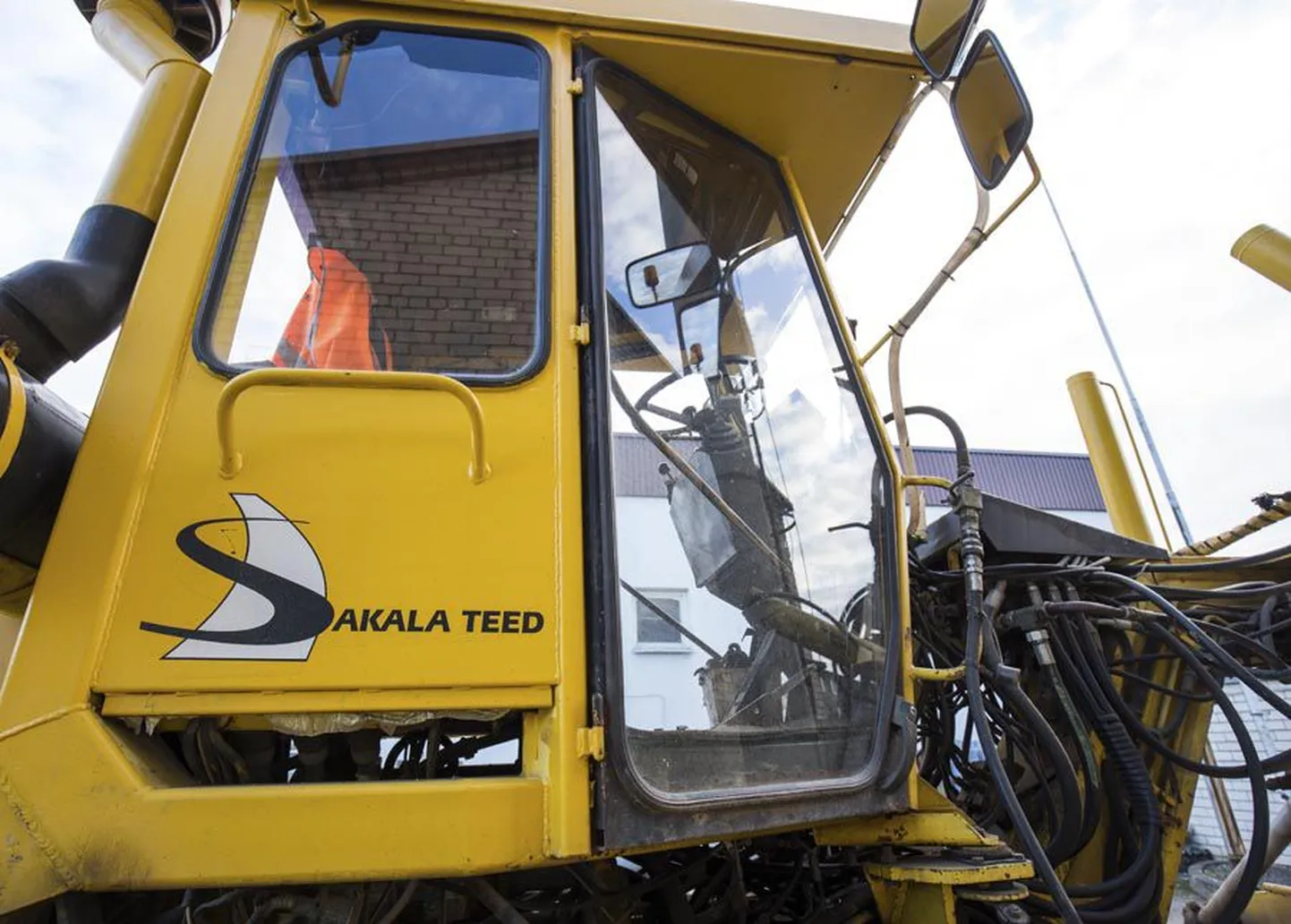 Sakala Teede logoga autosid näeb Viljandimaal veel aasta lõpuni, siis tulevad siinsetele teedele Vooremaa Teede teehooldusautod ja -traktorid.