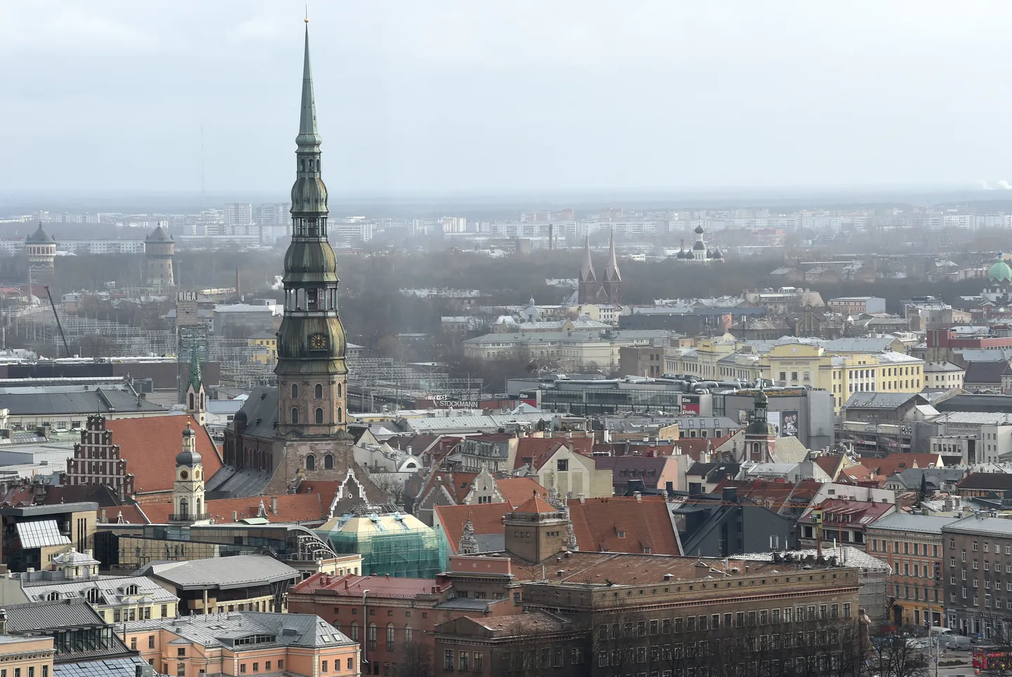 Rīgas Svētā Pētera baznīcas tornis un Vecrīga. Ilustratīvs attēls