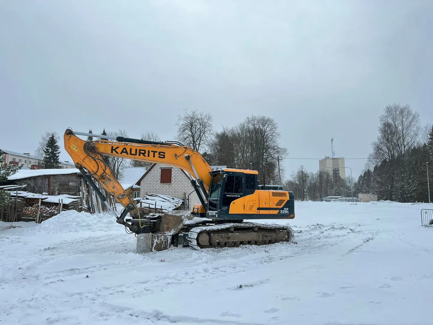Paides Laial tänaval, kus arvatakse olevat keskaegne vallikraav ja -tiik uuendatakse trasse, kuid arheoloogidele huvipakkuval alal pole seni põnevaid leide maapõuest välja tulnud.