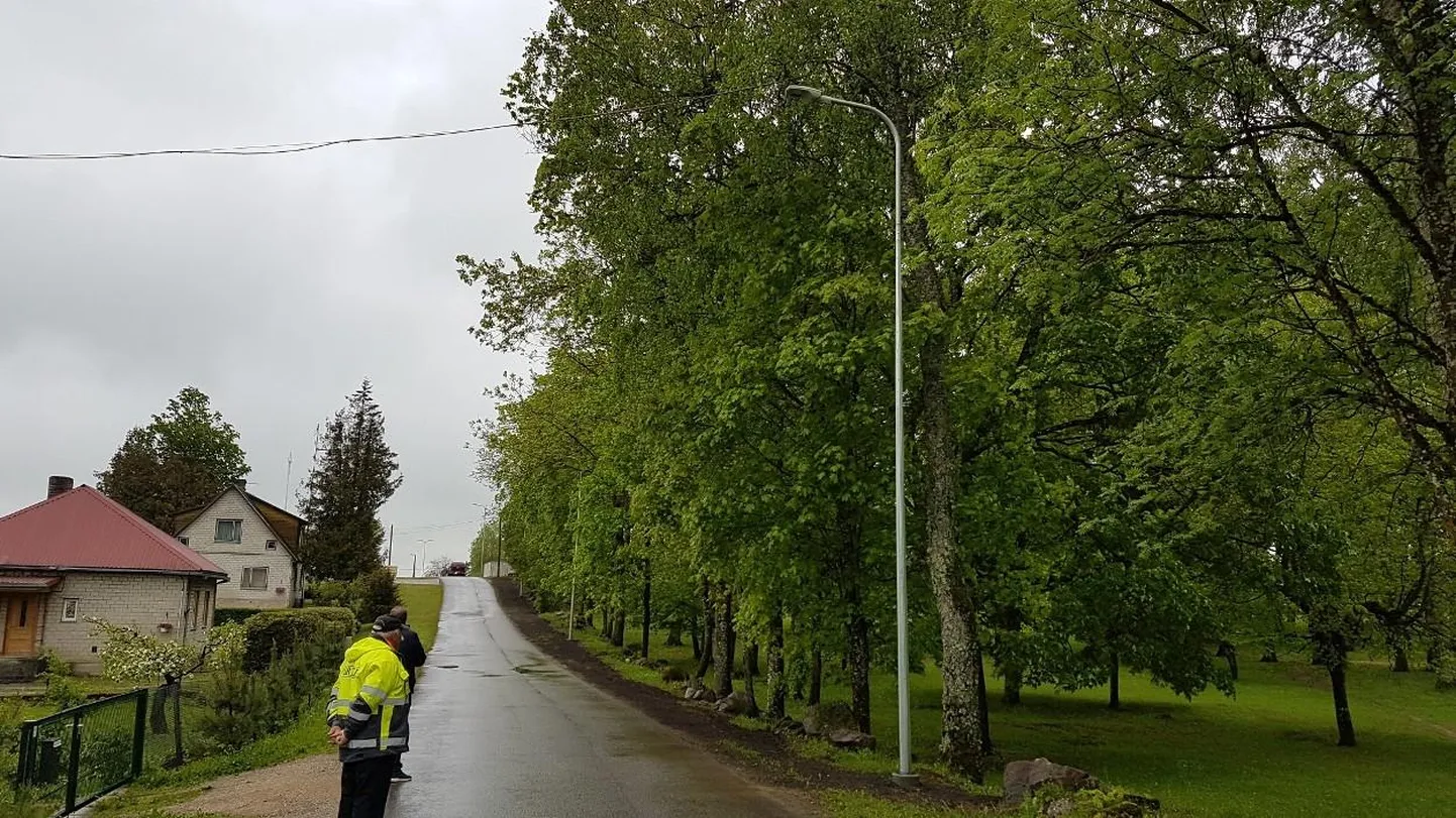 Uus tänavavalgustus Tamsalus Pargi tänaval.