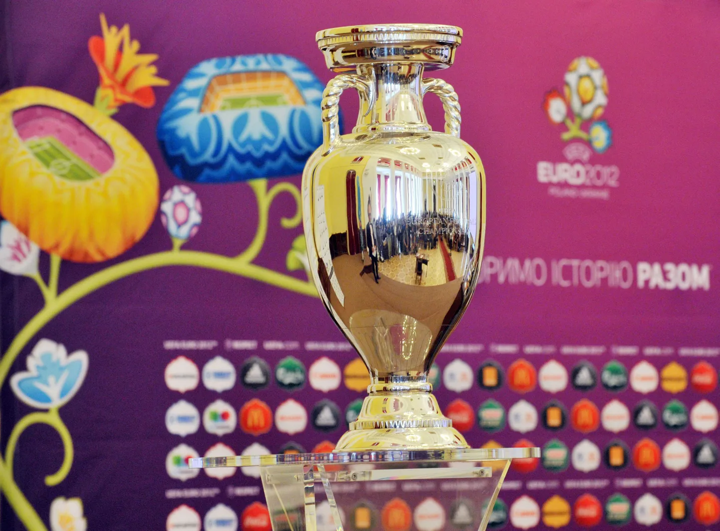 Кубок, вручаемый победителю чемпионата Европы по футболу.