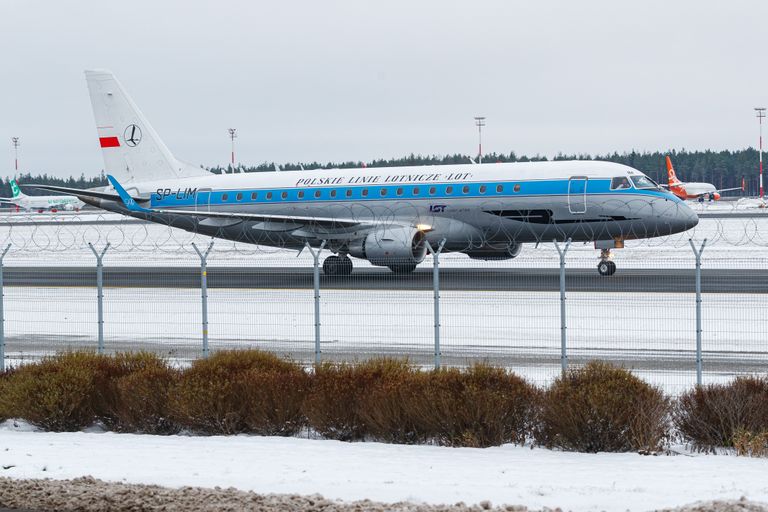 Vahel võivad harjumuspäratut vaatepilti pakkuda ka täiesti kohalikud lennufirmad. 29. novembril lendas Tallinna ja Varssavi vahet LOT Polish Airlinesi «retrokuues» Embraer-175 registrinumbriga SP-LIM.
