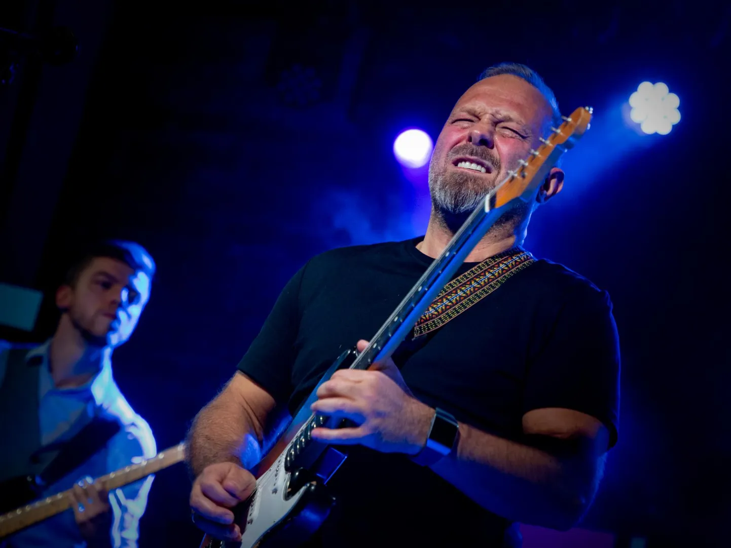 Raul Ukareda ja bänd «Band of Gypsys 50». Raul Ukareda kitarril ja Janno Trump bassil.