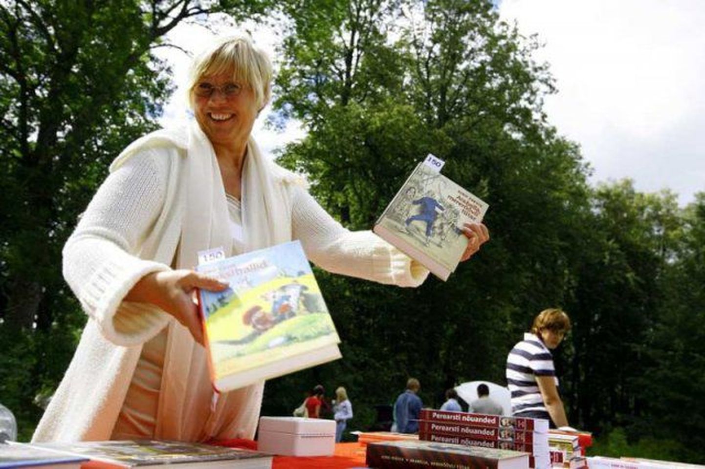 Kirjastuse Tänapäev eksjuht Tiina Tammer paari aasta eest Võtikvere raamatupäeval kirjandust müümas.