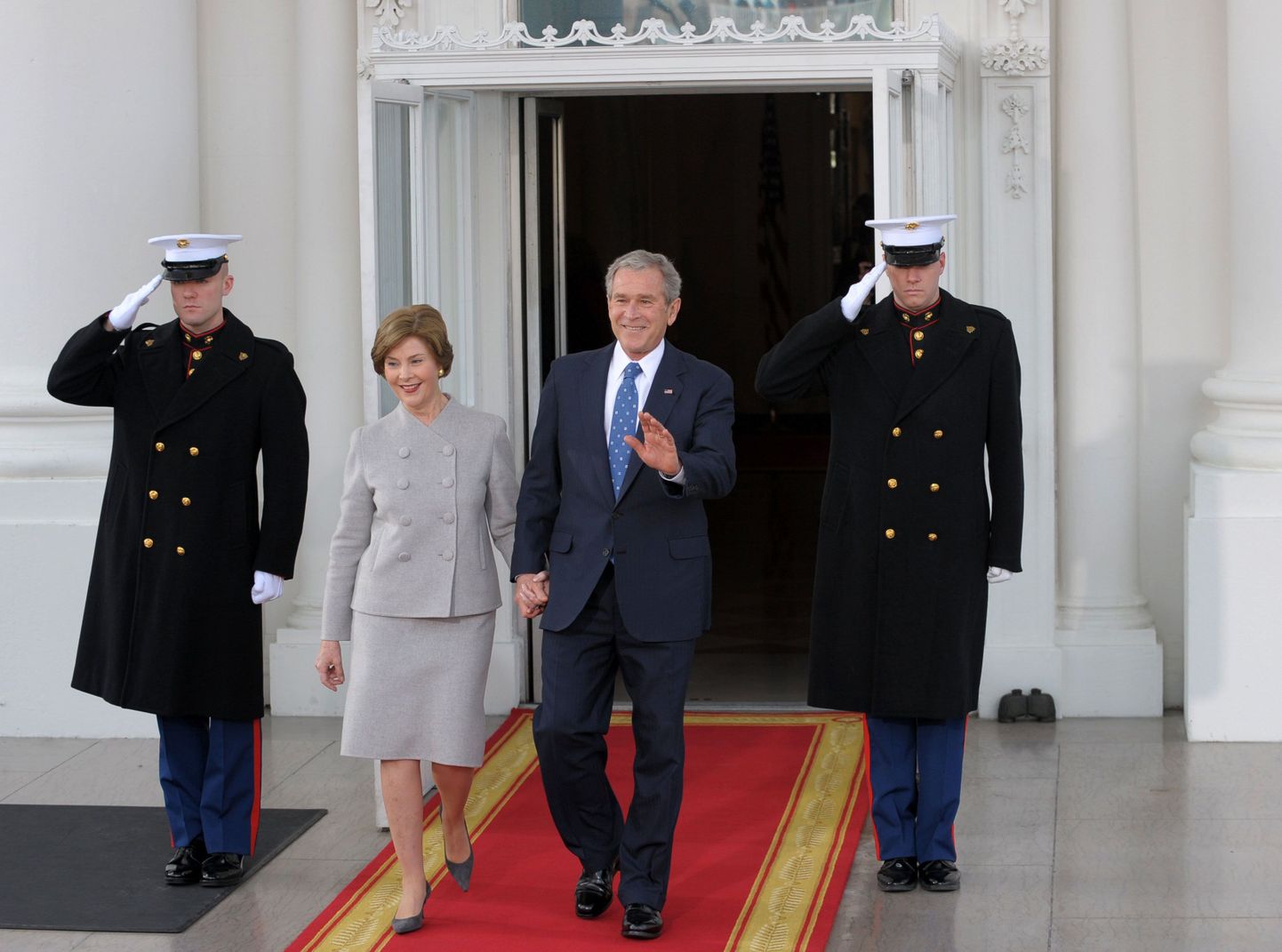 USA president George W. Bush ja esimene leedi Laura Bush tervitamas Obamasid enne inauguratsiooni.
