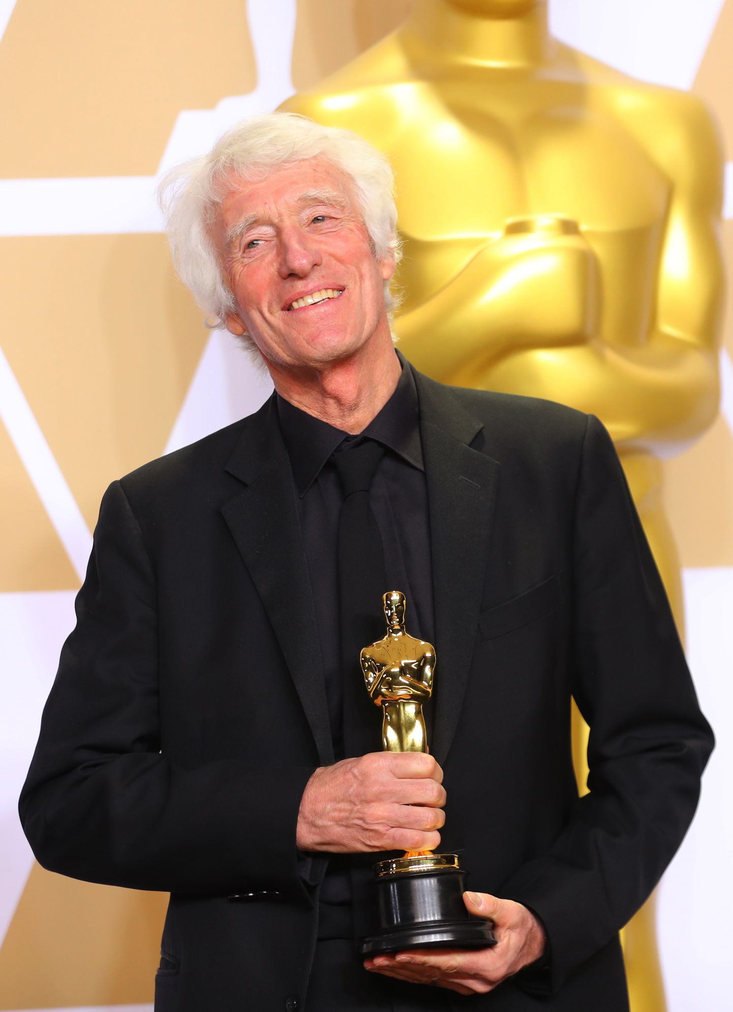 90th Academy Awards - Oscars Backstage - Hollywood, California, U.S., 04/03/2018 - Roger A. Deakins holds the Oscar for Best Cinematography for "Blade Runner 2049." REUTERS/Mike Blake