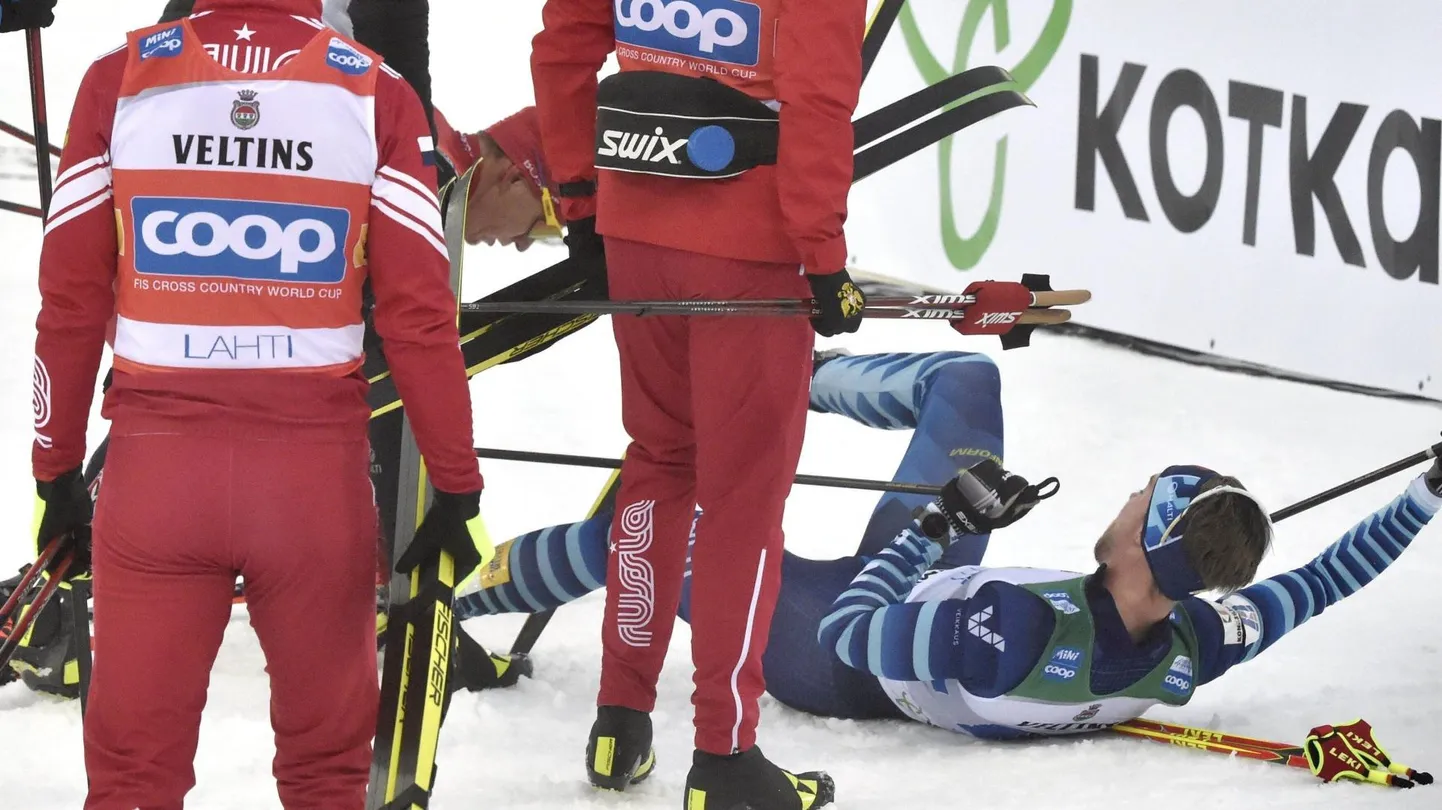 Soome suusataja Joni Mäki lamab eelmisel pühapäeval Lahti MK-etapi teatesõidu finišis selili lumel. Sinna rammis ta Venemaa koondise ankrumees Aleksandr Bolšunov.