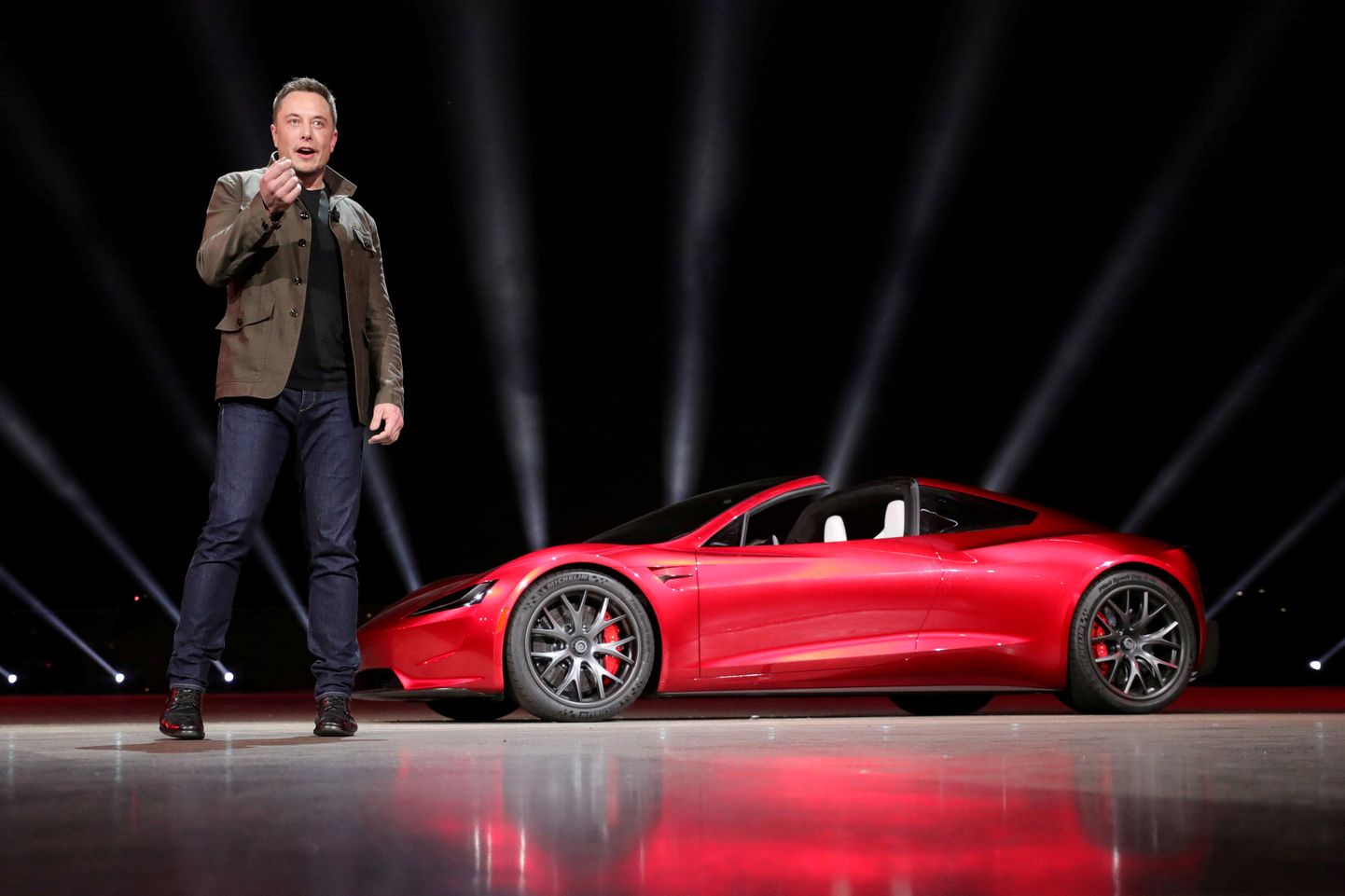 Elon Musk esitlemas Tesla Roadster 2-e