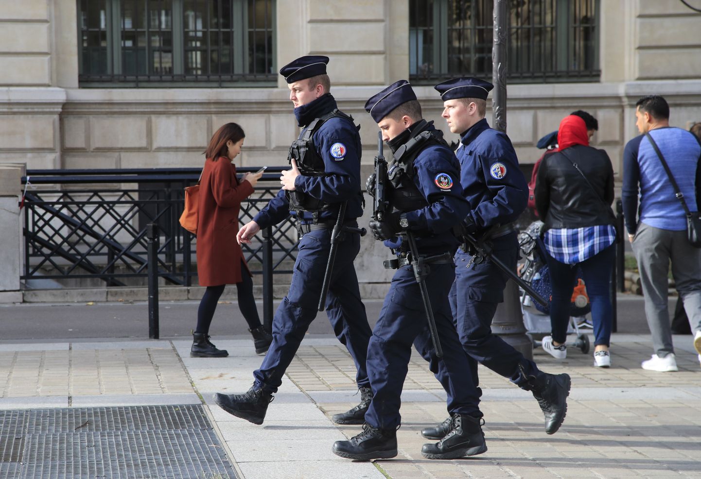 Francijas policija pie Parīzes policijas iecirkņa 4. oktobrī.