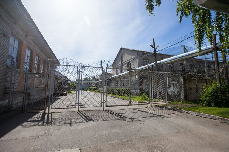 Selle värava taga asub Eesti viimane laagertüüpi vangla.