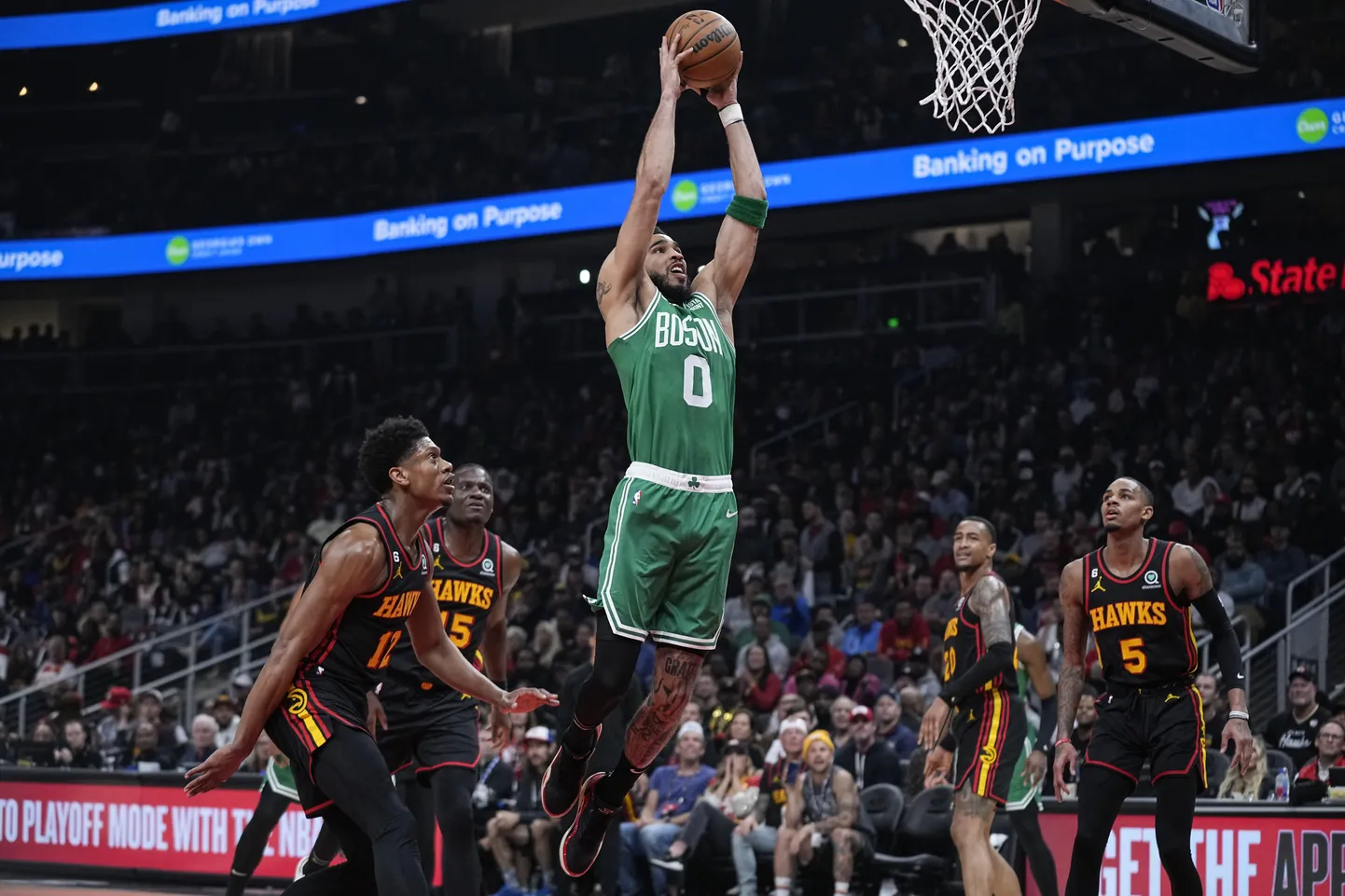 NBA zvaigzne Džeisons Teitums triec bumbu grozā no augšas