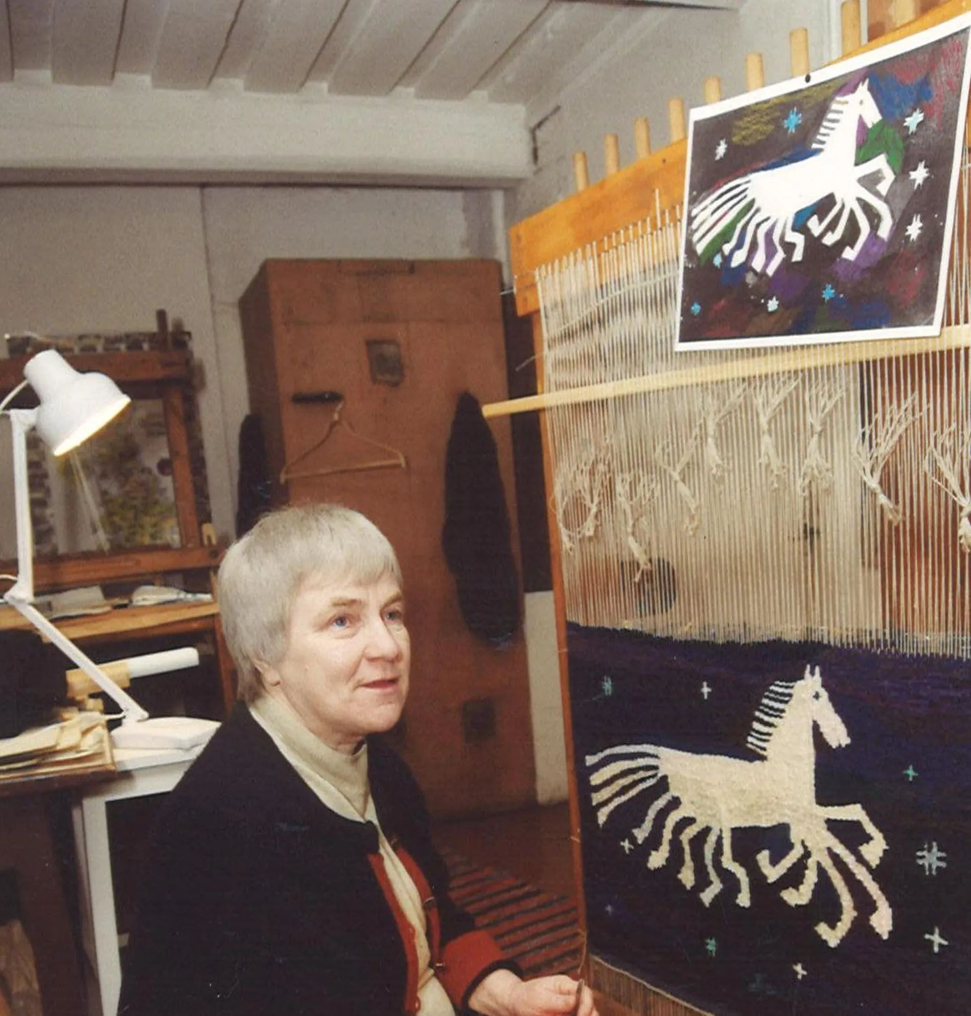 Valge vabaduse hobune. See välejalgne suksu oli Anu Raua mõtteis juba ammu, aga loom pääses gobelääni peale alles 2001. aastal.