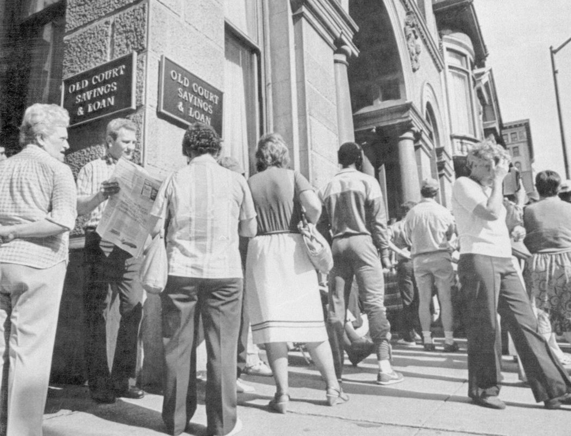 Inimesed 1985. aastal neljandat päeva Baltimore'is sabas seismas, et hoiu- ja laenuühistust Old Court Savings & Loan oma raha välja võtta.