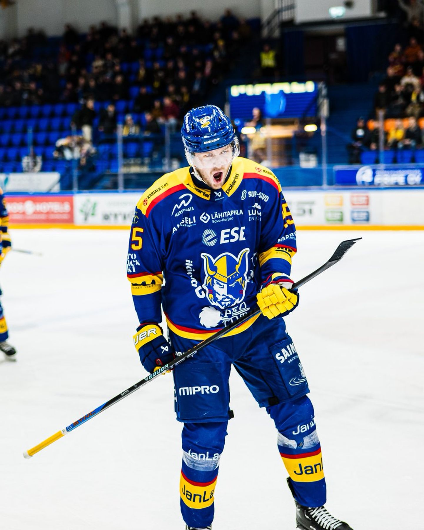 Latvijas hokejists Oskars Batņa