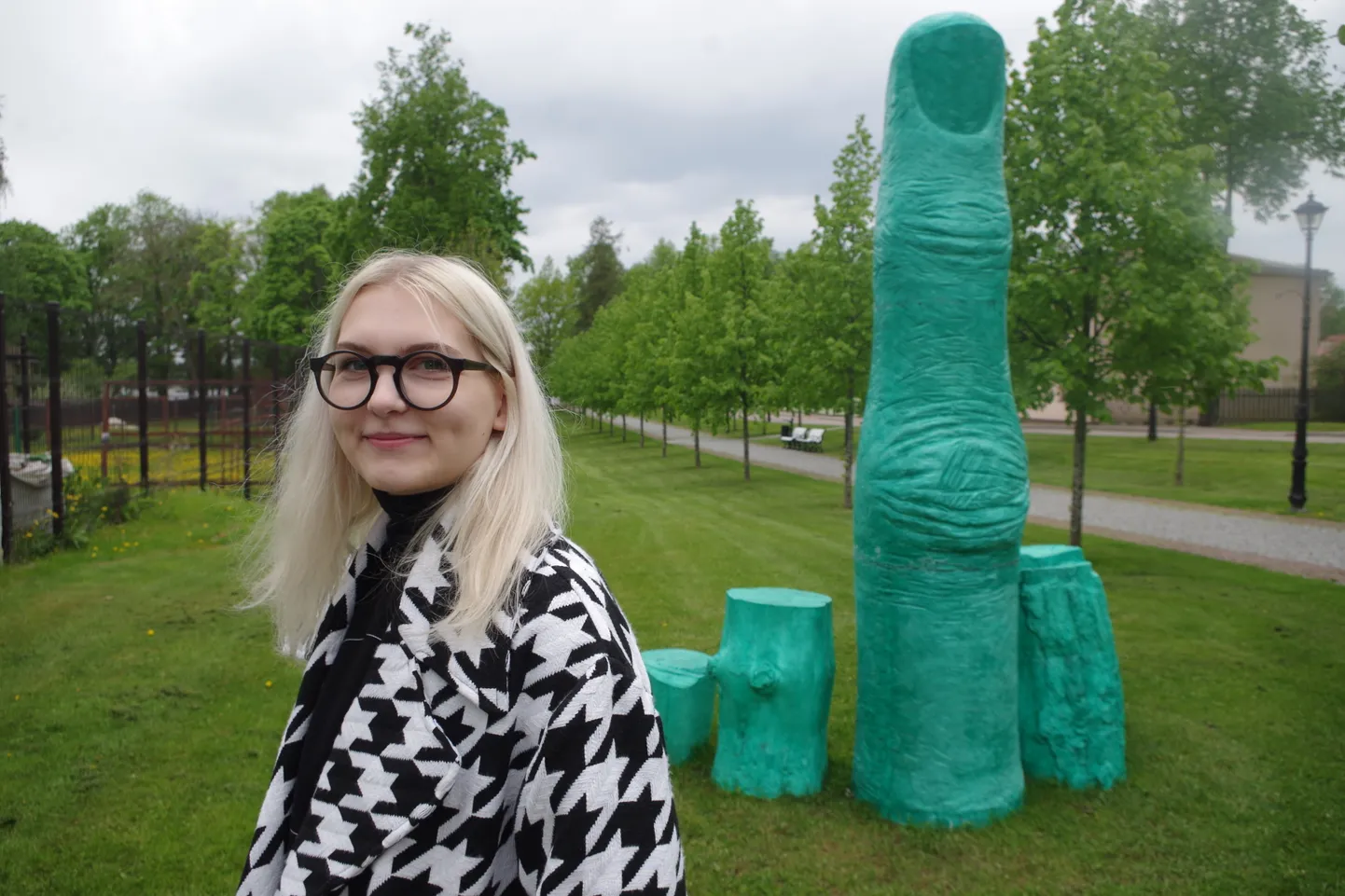 Piirangud on läbi ja nüüd on aeg tulla näitust vaatama, kutsub Vana-Võromaa kultuurikoja galerist Stella Mõttus. Pildil ka Elo Liivi installatsioon «Up_Yours».
